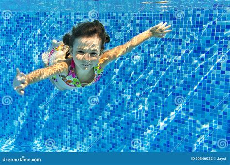 L Enfant De Sourire Nage Sous L Eau Dans La Piscine Photo Stock Image