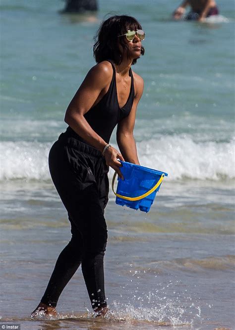 Kelly Rowland Flaunts Slim Frame At Sydneys Bondi Beach Daily Mail