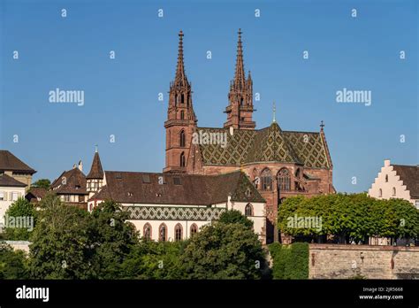 Das Basler Münster Und Münsterhügel In Basel Schweiz Europa La