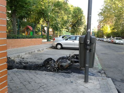 Aparece calcinada una moto de alta cilindrada en la calle Leñeros El