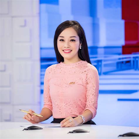 MC mặc bikini trên sóng truyền hình Thiếu gì trang phục phù hợp mà phải diện mảnh