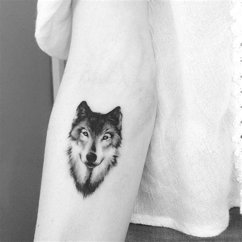 Tattoo De Lobo Small Wolf Tattoo Wolf Tattoo Design Wolf Tattoo My