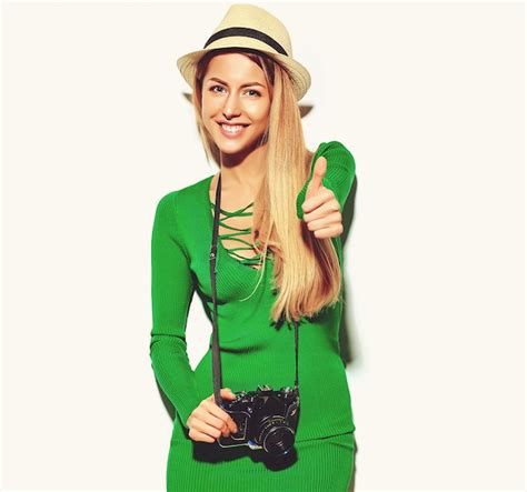 Belle Fille Blonde Mignonne Heureuse Dans Des V Tements D Contract S De Hipster Vert D T Prend