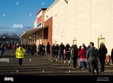 Largas Colas De Publico Fotograf As E Im Genes De Alta Resoluci N Alamy