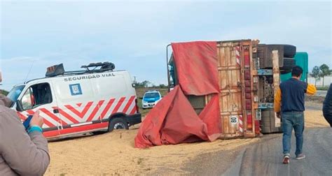 Un Camionero De San Salvador Volc El Acoplado Al Chocar Con Otro