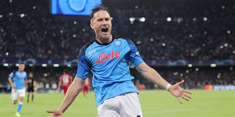 Zielinski Innamorato Di Napoli Si Regala La Fiat 500 Azzurra