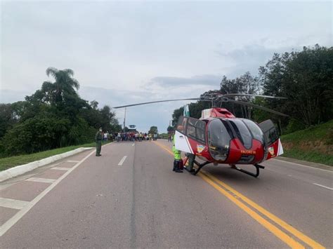 Idoso fica preso às ferragens após bater carro contra caminhão em