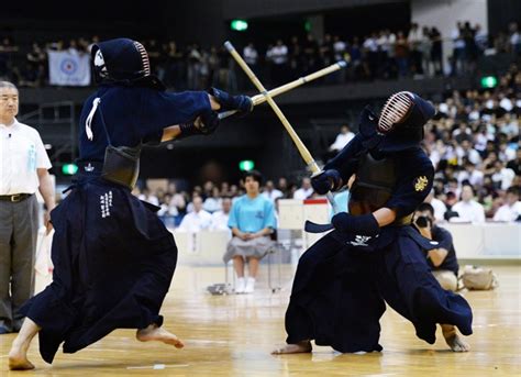 2015年大会の決勝で九州学院の星子（右）に小手を決められる島原の松崎（撮影・三笘真理子） 昨春の全日本剣道王者・松崎「ライバル大切に