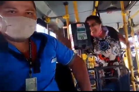 Vídeo Sem Máscara Passageira Agride Cobrador De ônibus Com Tapas No