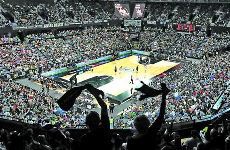 El Bilbao Basket escenifica en su cancha la unión con sus 61 clubes