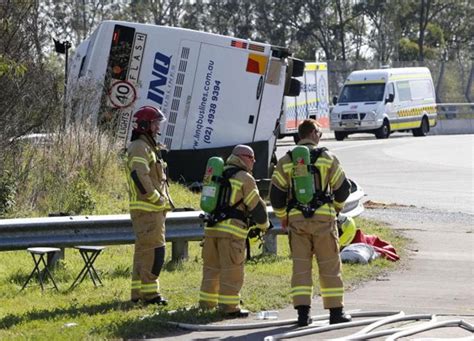 Diez muertos y más de 40 heridos tras volcar un autobús en Brasil