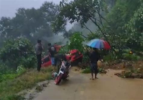 Akses Jalan Padang Solok Lumpuh Total Akibat Longsor 1 Mobil Terseret