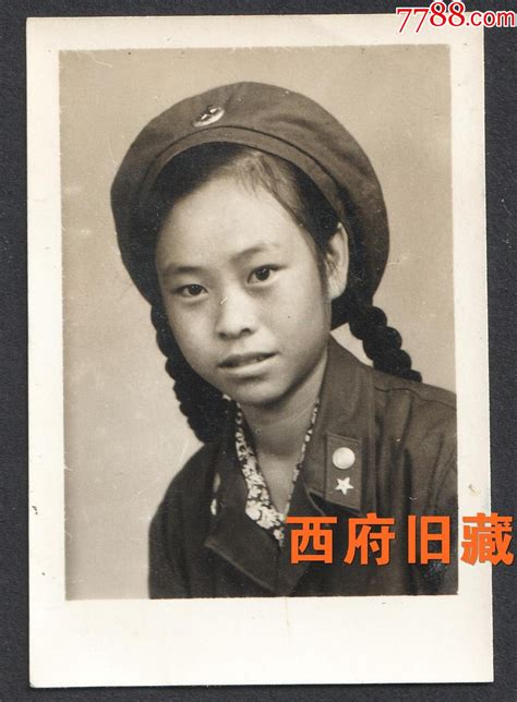 1960年，麻花辫子女兵老照片老照片西府旧藏【7788收藏收藏热线】