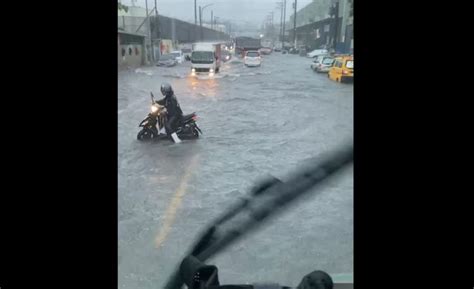 雨炸桃園！「馬路成河」水淹半輪胎高 機車族見這幕心死了