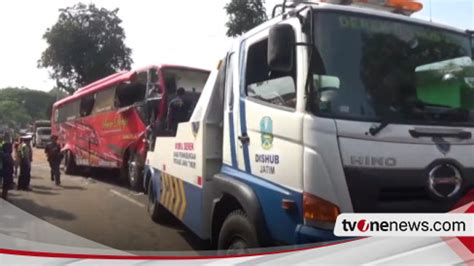 Kecelakaan Karambol Bus Ngeblong Tabrak Truk Motor Dan 4 Rumah Di