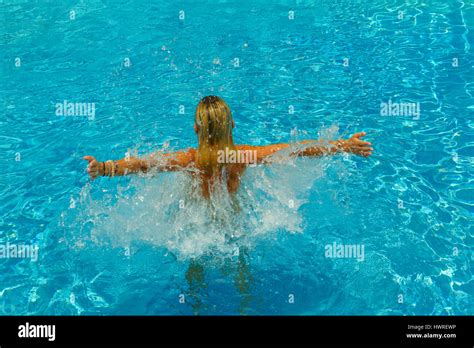 Jeune femme debout piscine bikini Banque de photographies et dimages à haute résolution Alamy