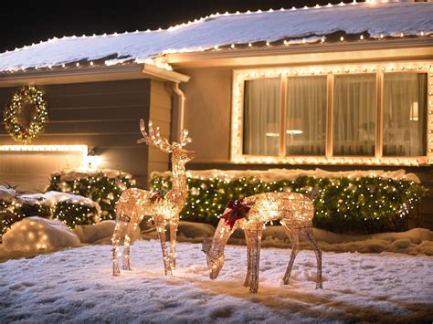 Add sparkle to your front yard with these outdoor holiday décor