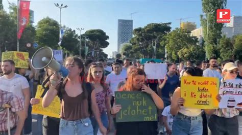 Protestuesit Ka shkuar 5 mijë lekë shishja e vajit ministrja bën qejf