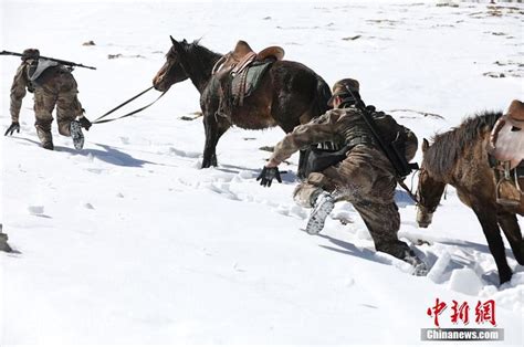 驻守新疆红其拉甫边防连官兵爬雪山巡边 搜狐大视野 搜狐新闻