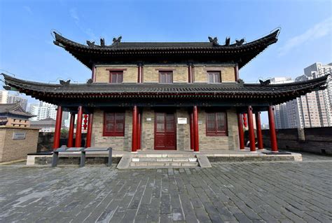 Exploring Xi’an City Wall in Xi’an, China - Encircle Photos