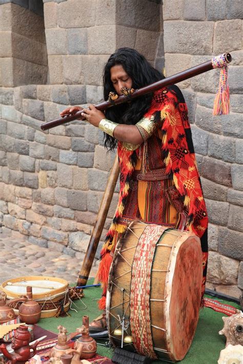 Homem Na Roupa Peruana T Pica Que Joga A M Sica Tradicional Para