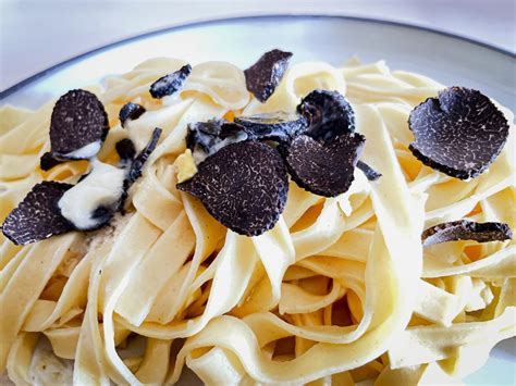 Pasta al burro e tartufo nero: ricetta cremosa e sofisticata | Food Blog
