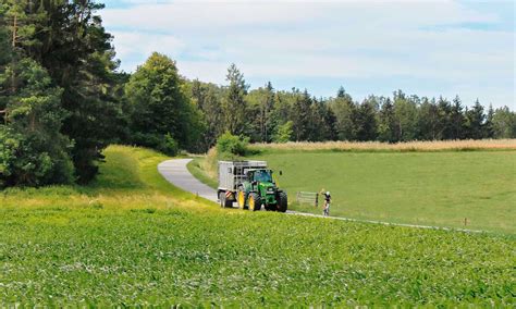 Miteinander Auf Dem Feldweg Bayerisches Landwirtschaftliches