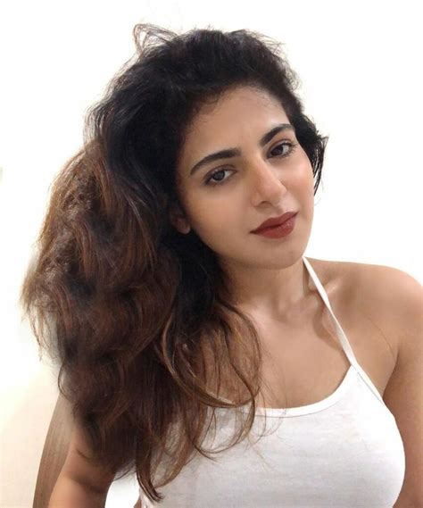 Pics Iswarya Menon Elegantly Hot