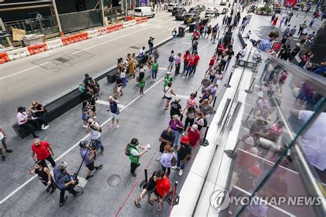 뮤지컬 공연 재개에 티켓 사려 줄 선 미 뉴욕 시민들 연합뉴스