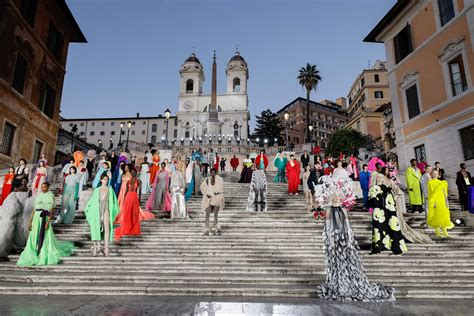 Moda Valentino Grazie Roma Sfilata Storica A Piazza Di Spagna