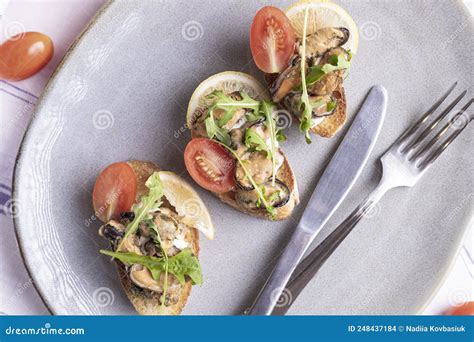 Bruschetta Aux Herbes Tomates Et Sauce De Fruits De Mer Vue Antipasti