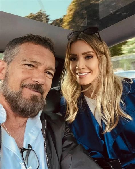 Una Rubia Impresionante Con Una Figura Impecable Antonio Banderas De