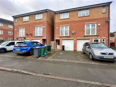 3 Bed Semi Detached House For Sale In Farm End Close West Bromwich B71