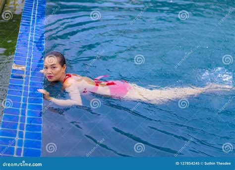 Mujer Hermosa Con El Bikini Rojo En La Piscina Imagen De Archivo Imagen De Marejada Playa