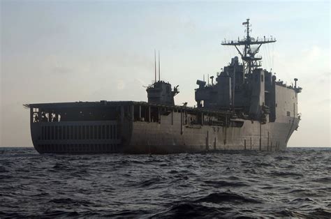 Dock Landing Ship - LSD > United States Navy > Displayy-FactFiles