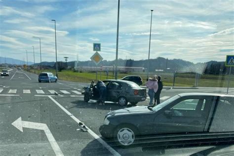 Upravo Javlja Policija Sudar Automobila Usred Raskri Ja Ima Stradalih