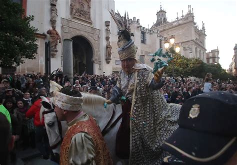 Estos Son Los Heraldos Y Carteros Reales Que Salen En Cada Barrio De