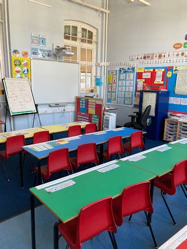 8 reviews of Shaftesbury Park Primary School (School) in London (London)