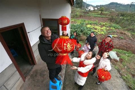 四川眉山：挂灯笼贴对联 关爱老人送温暖 人民图片网