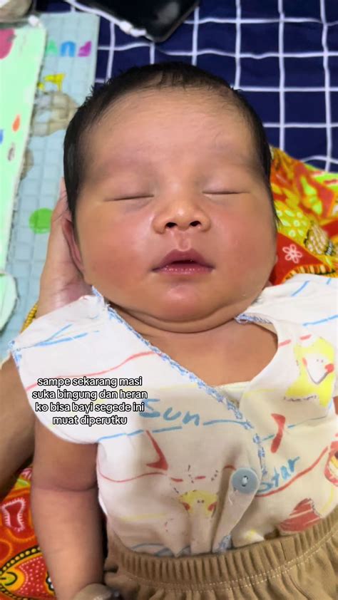 pas ngaca sambil gedong bayi suka terheran heran ko muat ya masyaall