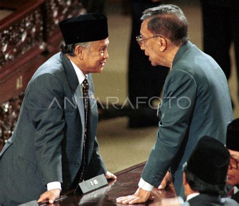 MENRISTEK BJ HABIBIE HADIRI PELANTIKAN PRESIDEN SOEHARTO ANTARA Foto