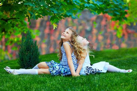 Piękne Dziewczyny Opowiada Na Tropikalnej Plaży W Bikini Wakacje