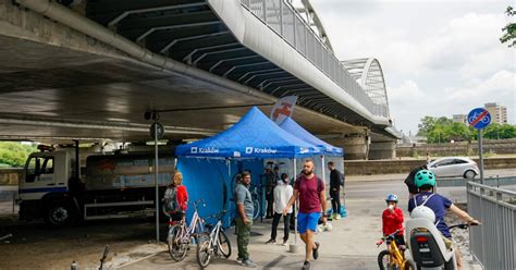 Rzut beretem z Kazimierza na Zabłocie Mieszkańcy testują nowy most