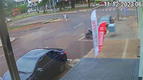 Homem tenta furtar moto mas é flagrado e sai correndo veja vídeo