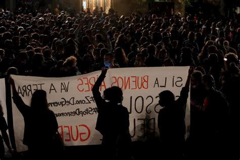 Cerca De Mil Personas Protestan En Barcelona Contra Los Desahucios