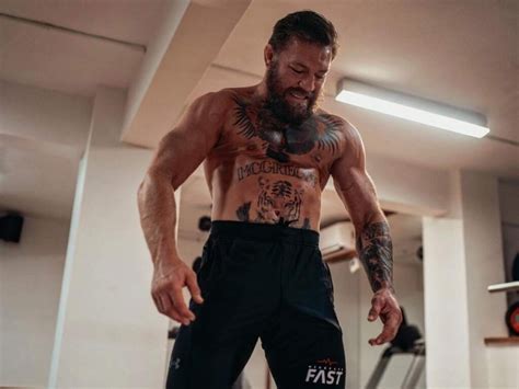 Regarder Conor Mcgregor Torse Nu Tente Hilarante D Intimider L