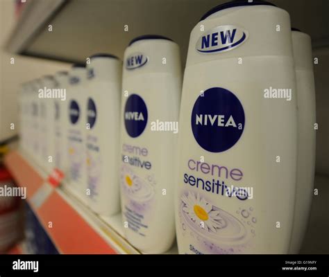 Nivea Creme Hi Res Stock Photography And Images Alamy