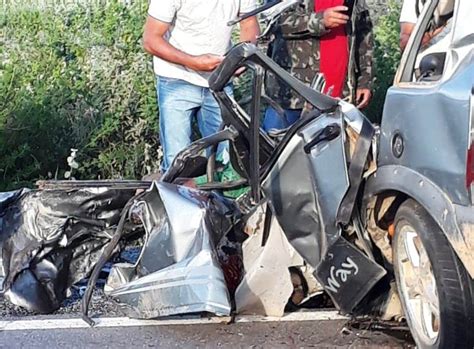 Imagem Forte Colisão Entre Carreta E Carro De Passeio Deixa Dois