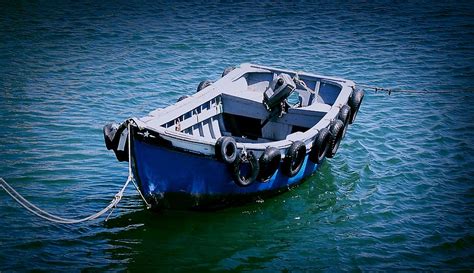 Bote De Madera Azul Y Blanco Bote De Remos Bota Vac O Azul Mar