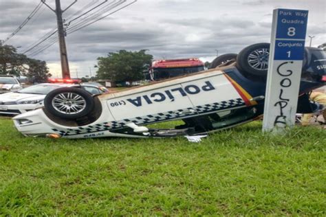 VIATURAS DA PM COLIDEM E UMA DELAS CAPOTA DURANTE PERSEGUIÇÃO NO PARK WAY